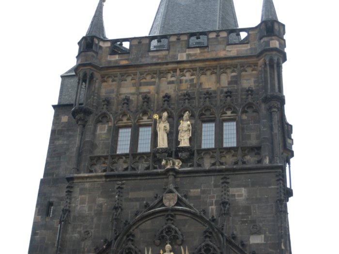 Patung Kejantanan di Old Town Bridge Tower: Kisah Membangun Menara Terkenal di Praha