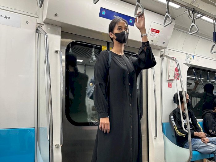 Style Kece Paula Verhoeven Naik MRT Kenakan Abaya Hitam Simpel: Aura Modelnya Gak Hilang