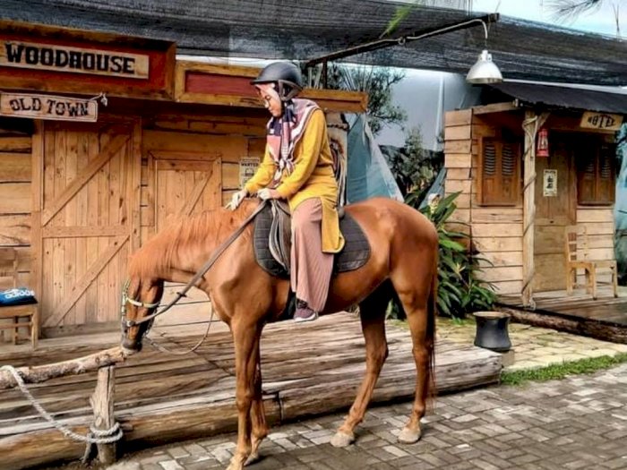 Serunya Ngabuburit Sambil Berkuda dan Memanah di Johnsto Jogja Horse and Resto