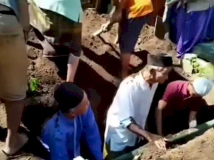 Viral Kakek Ini Dilempar Tanah saat Bantu Menguburkan Jenazah