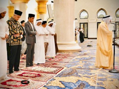Momen Presiden Jokowi dan Ganjar Salat Tarawih Bareng di Masjid Syekh Al Zayed