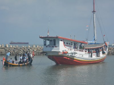 Kapal Pengangkut Kopra Karam di Dermaga Kuala Tungkal