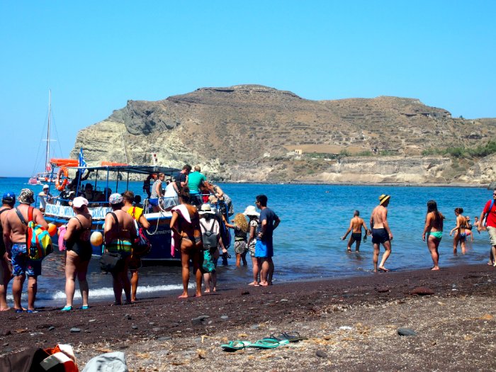 Indahnya Pantai Pasir Merah Santorini di Yunani yang Tercipta karena Fenomena Alam