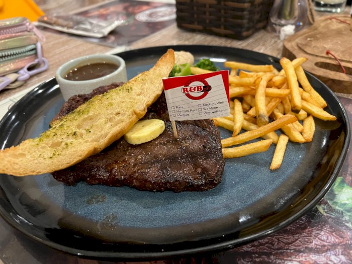 Makan Steak di Resto Ini Pilih Daging Sendiri, Ada Juga Snack Impor Gak Perlu Capek Jastip