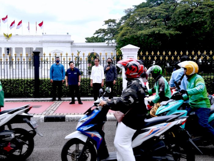 Didampingi Erick Thohir, Presiden Jokowi Serahkan Sembako untuk Ojol 