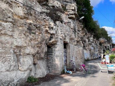 Menyusuri Desa Troglodyte di Prancis, Rumah Unik di Galian Tebing Batu Kapur