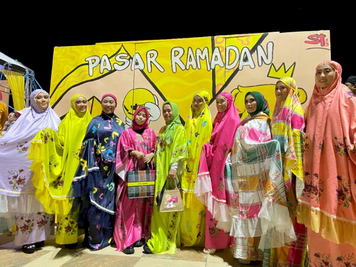Mulai Jadi Tren, Puluhan Wanita Ini Fashion Show di Catwalk Pakai Mukena
