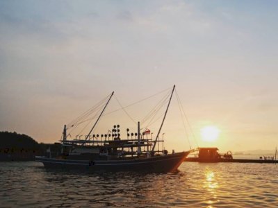 Asiknya Ngabuburit di Pantai Gope, Nikmati Senja Sambil Lihat Perahu Bersandar