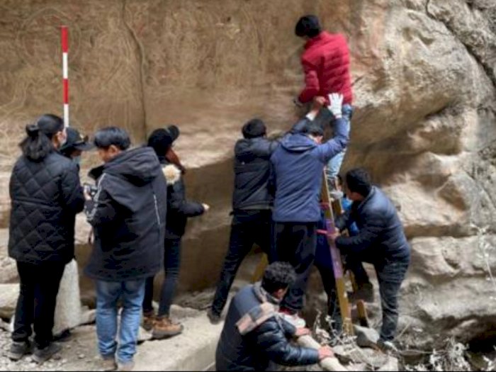 Patung Buddha Langka Ditemukan di Tibet, Berusia Ratusan Tahun Terpahat di Tebing