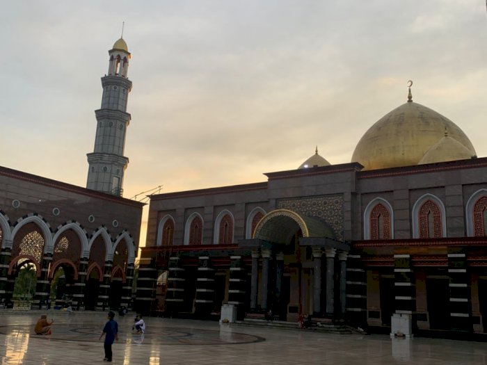 Melihat Keindahan Masjid Berlapis Emas di Depok Bergaya Timur Tengah