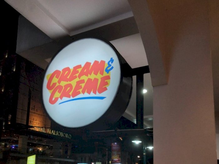 Sensasi Makan Ice Cream View Jalan Raya Kota di Cream & Creme, Harga Mulai Rp8 ribu!