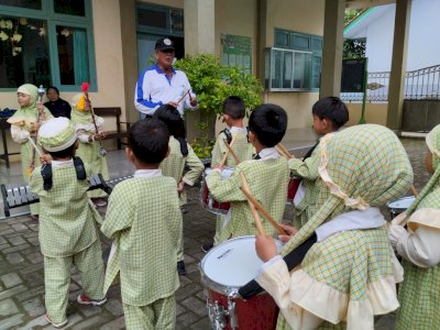 Usia Bukan Halangan, Lansia di Sumenep Semangat Latih Anak Paud Main Drumband