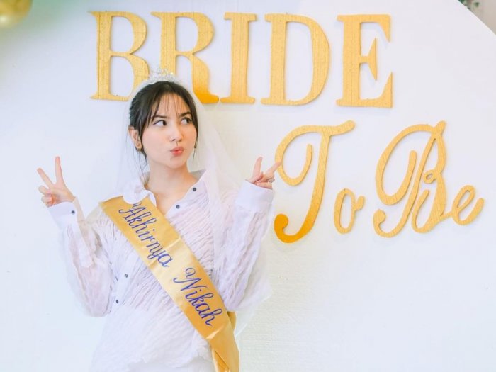 Gaya Jessica Mila Bridal Shower Jelang Nikah Bersama Sahabat dengan Balutan Busana Putih 