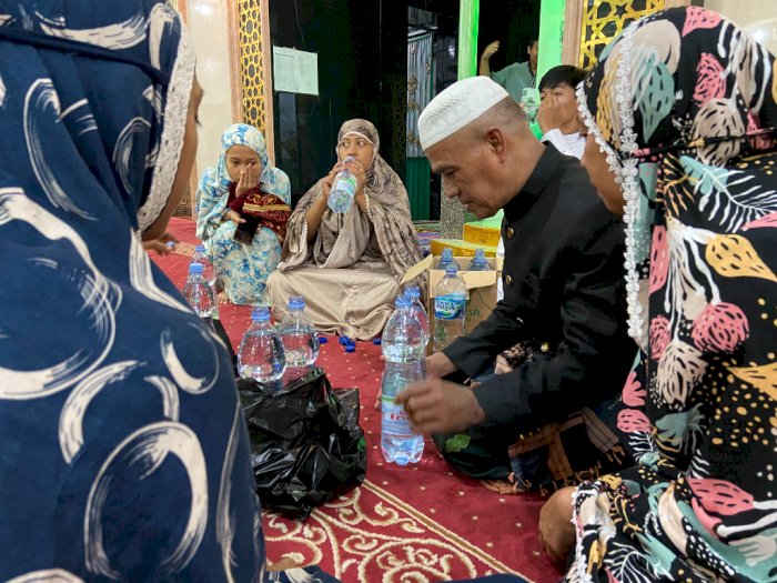 Cara Jemaah Masjid Taqwa Mengejar Keberkahan Malam 27 Ramadan: Bawa Air Minum Sendiri