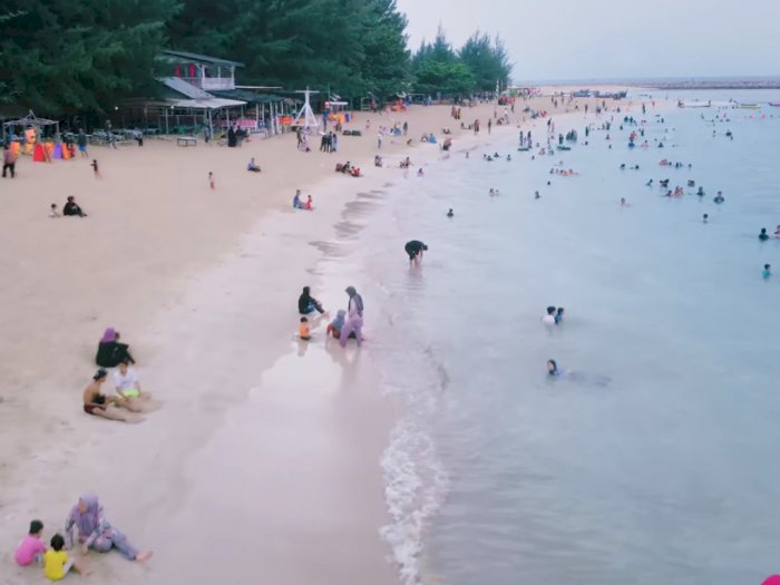 Pesona Pantai Lampuuk Aceh, Berpasir Putih dan Ombaknya pas Buat Bermain Selancar