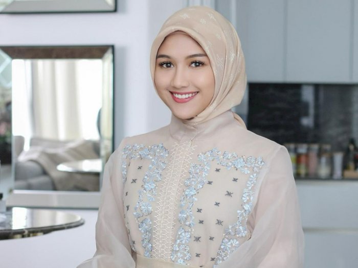 Potret Erina Gudono Pakai Gamis dan Hijab saat Kajian: Auranya Anggun