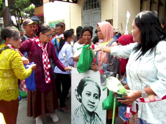 Rame-rame Nyanyi 'Ibu Kita Kartini', Buruh Gendong di Pasar Gede Solo Dihadiahi Sembako