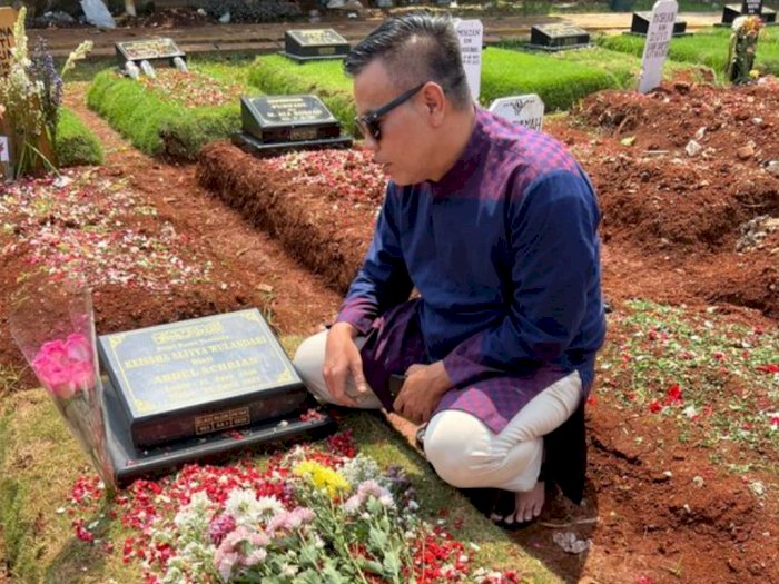 Abdel Achrian Ziarah ke Makam Anak di Hari Lebaran: Sedih Rasanya Baca Nisan Ada Nama Gue