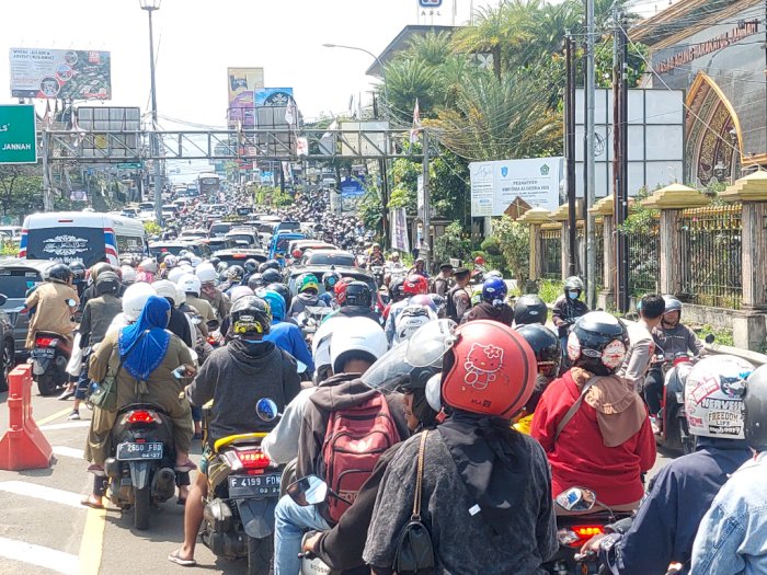 Arus Lalu Lintas Macet, One Way Diterapkan di Jalur Puncak Bogor