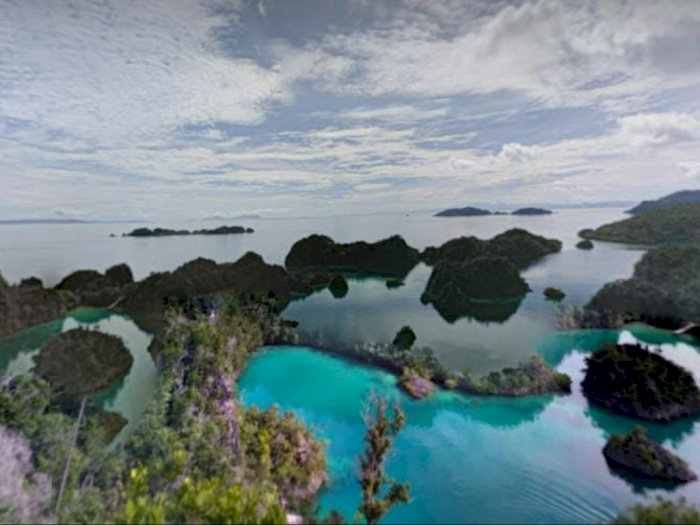 Melihat View Lautan dengan Pulau-pulau Karang Membentang di Piaynemo Raja Ampat