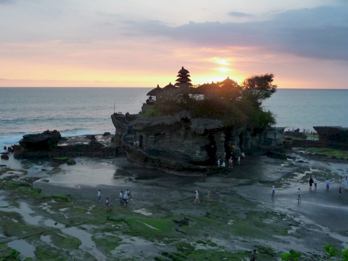 Indahnya Tanah Lot: Pura Suci di Atas Batu Karang yang Menakjubkan di Pesisir Barat Bali