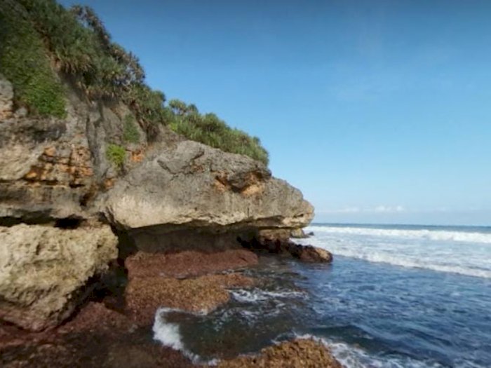 Pantai Drini Jogja Punya Ombak yang Besar Jadi Incaran Peselancar Internasional