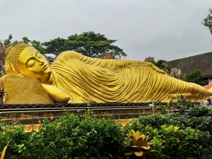Patung Buddha Tidur Terbesar di Indonesia: Wisata Religi yang Menarik