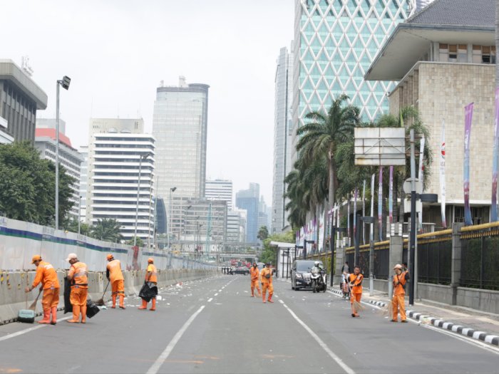 Pasukan Oranye Bersihkan Jalanan Kota Jakarta usai Demo Buruh