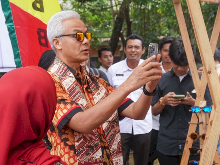 Beredar Foto Hoaks Ganjar Pranowo Peluk Miyabi, Netizen: Udah Ketebak Banget!