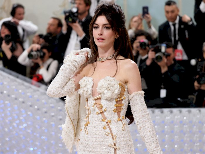 Anne Hathaway Tampil Anggun Dibalut Gaun Versace Robek-robek di Met Gala 2023