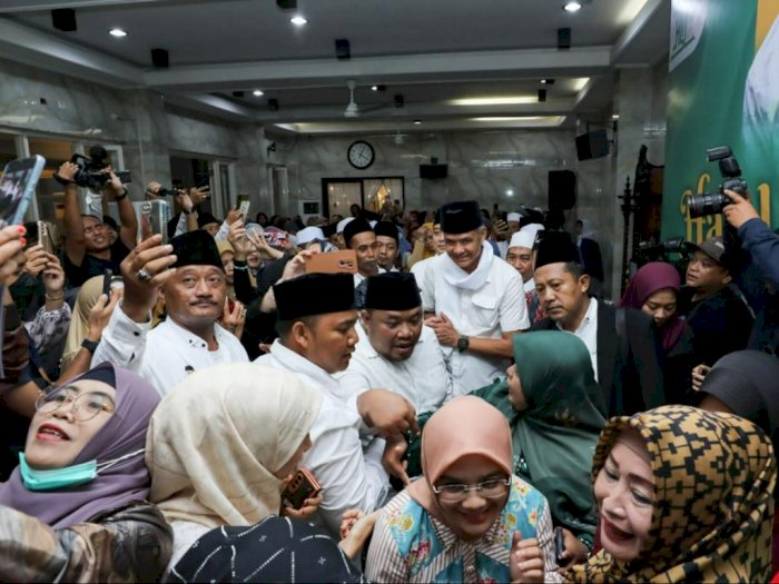 Ratusan Nyai dan Ning se-Jatim Sambut Meriah Kedatangan Ganjar di Surabaya