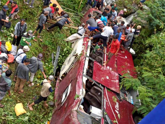 Akibat Supir Lalai, Bus Rombongan Peziarah Terjun ke Sungai: Puluhan Penumpang Jadi Korban