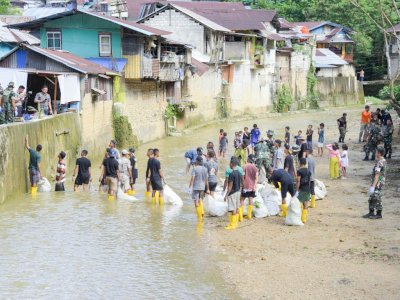 Aksi Bersih-bersih Sungai di Ambon, Rayakan Hut Kodam Pattimura