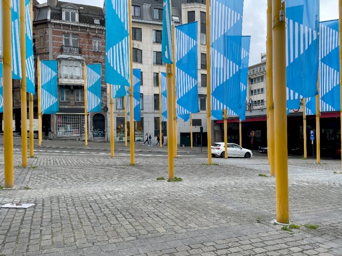 'Blue on Yellow' Karya Seni dari Seniman Prancis Daniel Buren di Ruang Publik Brussels