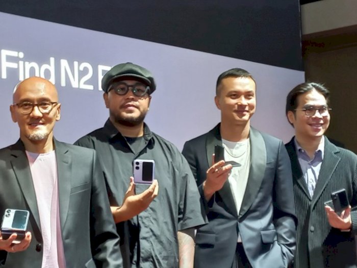 Nicholas Saputra Excited Ngulik Smartphone Lipat Keluaran Terbaru, Paling Suka Kameranya