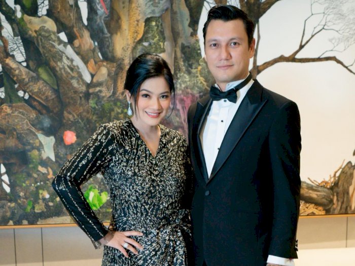 Titi Kamal Elegan Pakai Dress Hitam Berkilau Kondangan sama Suami di Tengah Isu Selingkuh