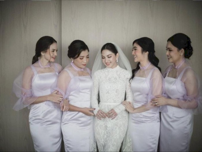 7 Artis Ini Tampil Anggun dengan Gaun Tertutup saat Menikah, Ada Jessica Mila!