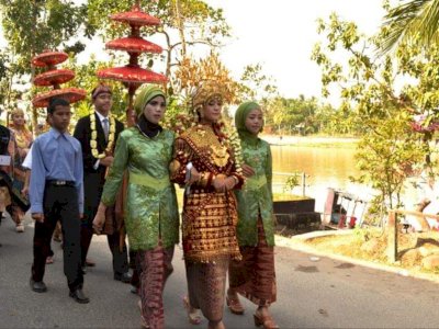 Tradisi Midang Bebuke, Karnaval Adat di Kayuagung Jadi Warisan Budaya Menawan