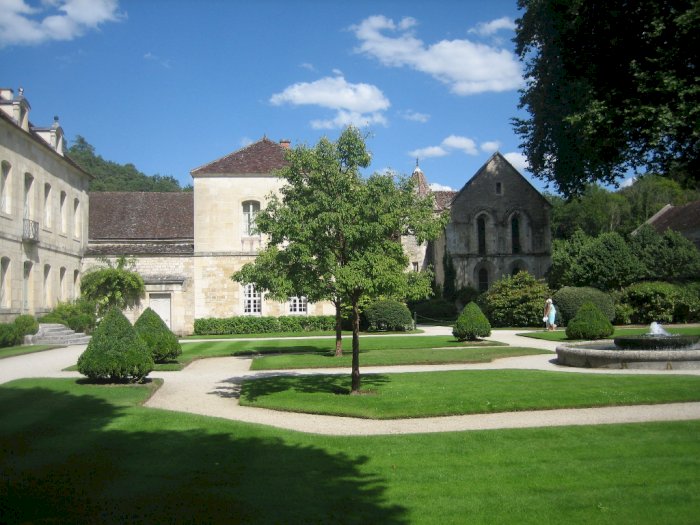 Menjelajahi Fontenay Abbey di Prancis: Biara Cistercian Tertua dan Terbaik di Dunia