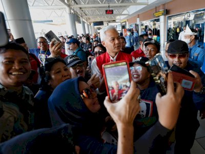 Tiba di Bandara Palembang, Ganjar Diteriaki ‘Selamat Datang Presiden’