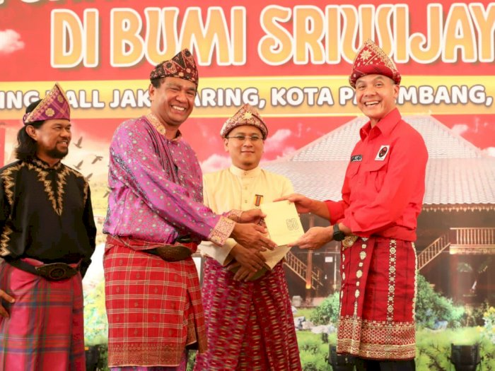 Disematkan Tanjak Melayu, Ganjar Resmi Diterima Jadi Keluarga Kesultanan Palembang