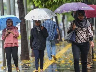 Cuaca Hari Ini: Hujan Ringan akan Turun di Jawa & Sumatera, Wilayah Indonesia Timur Cerah