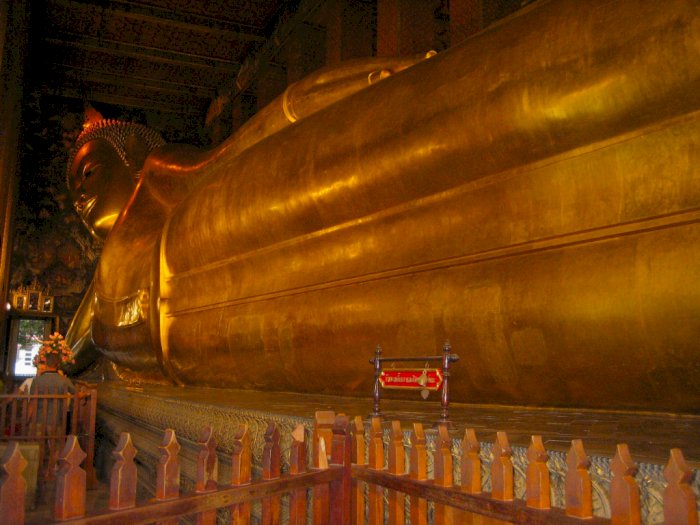 Mitos Menyentuh Buddha Tidur: Energi dan Keberuntungan Akan Mengalir ke Dalam Diri Mereka