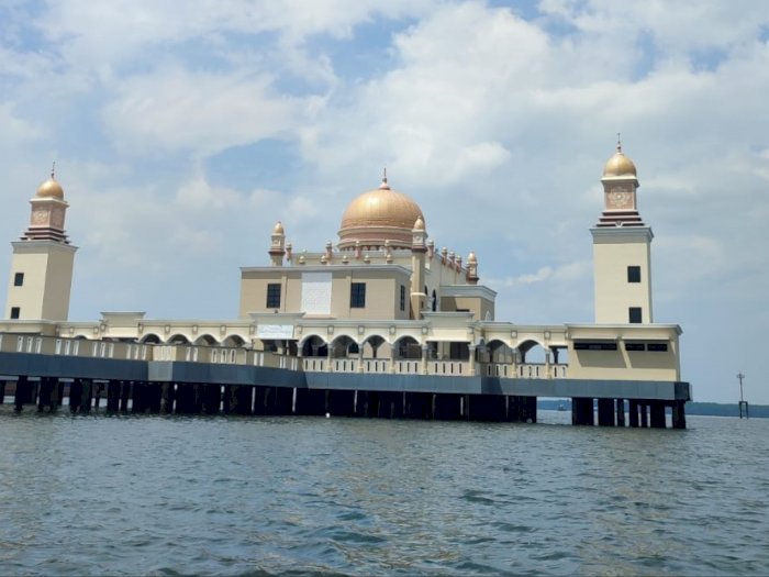 Keindahan Masjid Terapung di Bontang yang Bentuknya Seperti Kapal