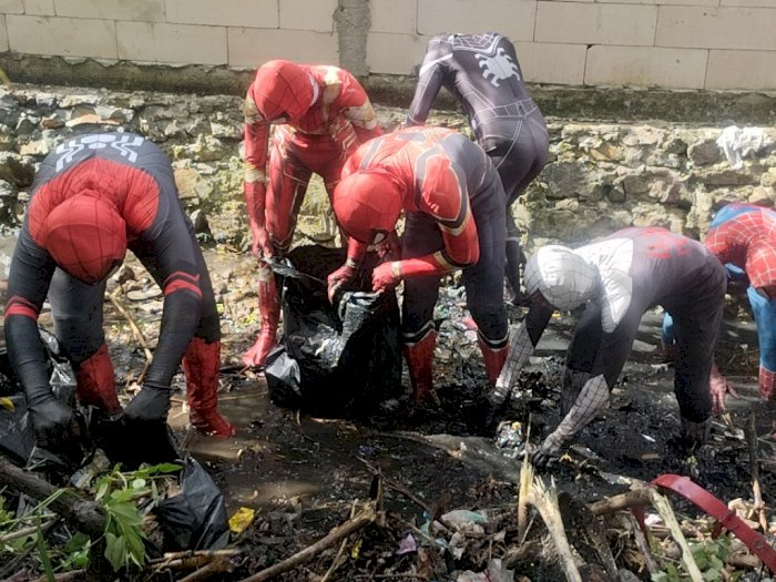 Keren di Parepare, Ada Spiderman yang Bersihkan Sungai Daerah Rawan Banjir