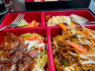 Kelezatan Lunch Box di Restoran Xuji: Mie, Bebek Goreng, Kimchi dan Telur dalam Satu Porsi