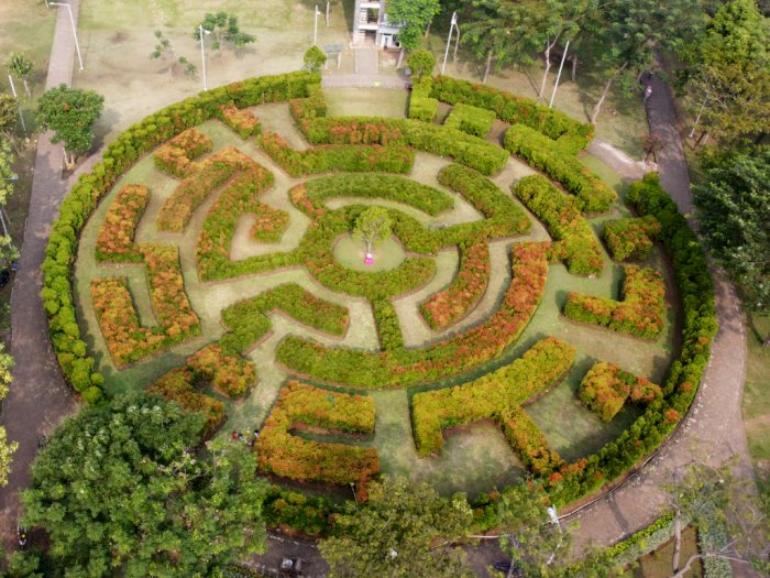 Keren! Jakarta Ternyata Punya Taman Labirin, Keindahannya Cocok Buat Healing