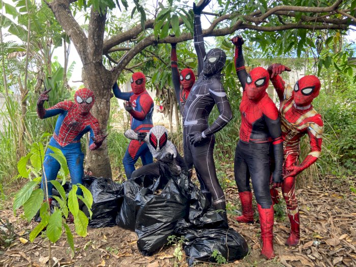 Jelang Nobar, 7 Spider-Man dari Universe Berbeda Muncul di Parepare Bersihkan Lingkungan