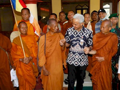 Sapa Biksu yang Sedang Istirahat di Musala, Ganjar: Cerminan Kebhinekaan Bangsa Indonesia
