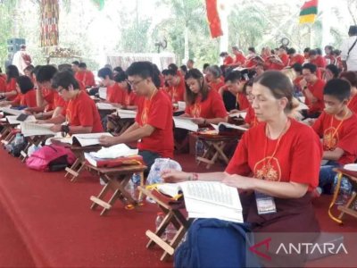 Ratusan Umat Buddha Gelar Doa Perdamaian untuk Indonesia dan Dunia di Borobudur